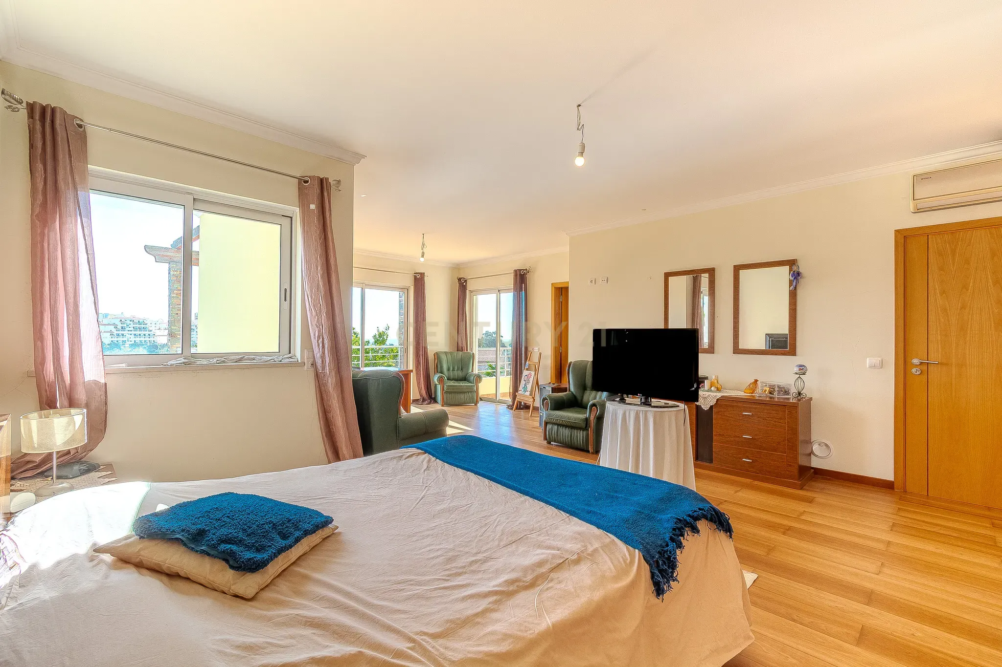 dsc-8625-hdr--suite-1-interior_c2230e98-30a8-45c6-bb16-3b3ffe5be83a