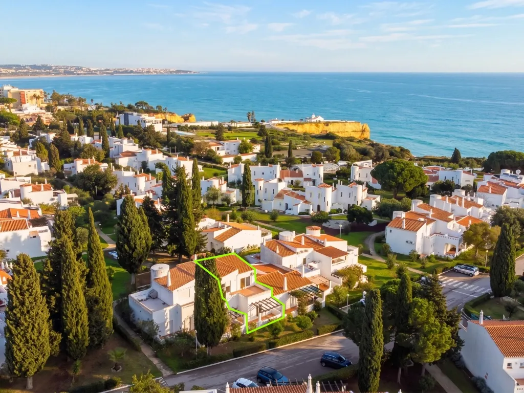 Moradia T3 em Renovação no Exclusivo Aldeamento Vila Senhora da Rocha – Armação de Pêra - imagem 1