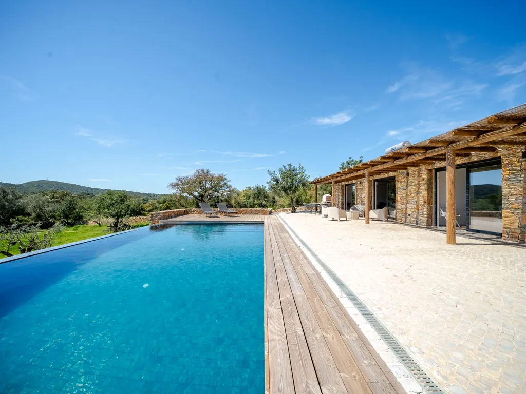 Moradia T3 Térrea de Luxo com Piscina Infinita, Privacidade Total e Ambiente de Campo - imagem 2