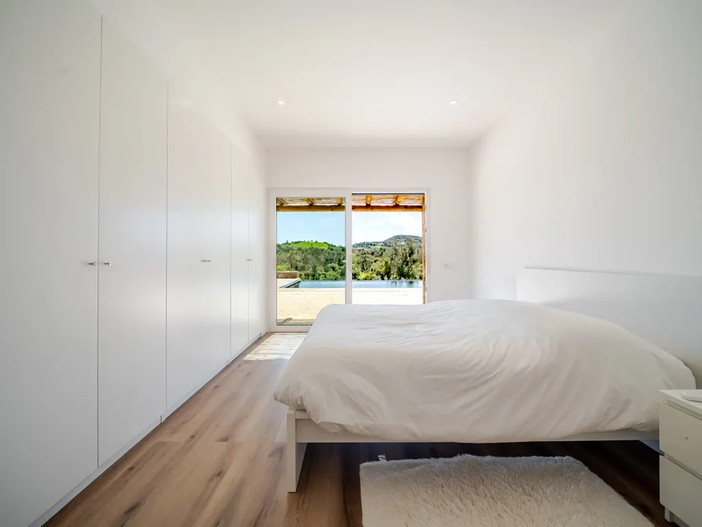 Moradia T3 Térrea de Luxo com Piscina Infinita, Privacidade Total e Ambiente de Campo - imagem 26