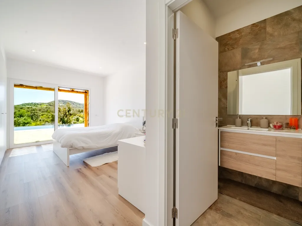 Moradia T3 Térrea de Luxo com Piscina Infinita, Privacidade Total e Ambiente de Campo - imagem 27