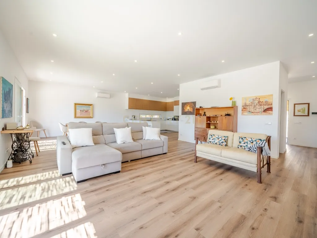 Moradia T3 Térrea de Luxo com Piscina Infinita, Privacidade Total e Ambiente de Campo - imagem 3