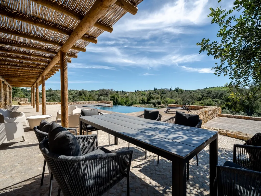 Moradia T3 Térrea de Luxo com Piscina Infinita, Privacidade Total e Ambiente de Campo - imagem 6