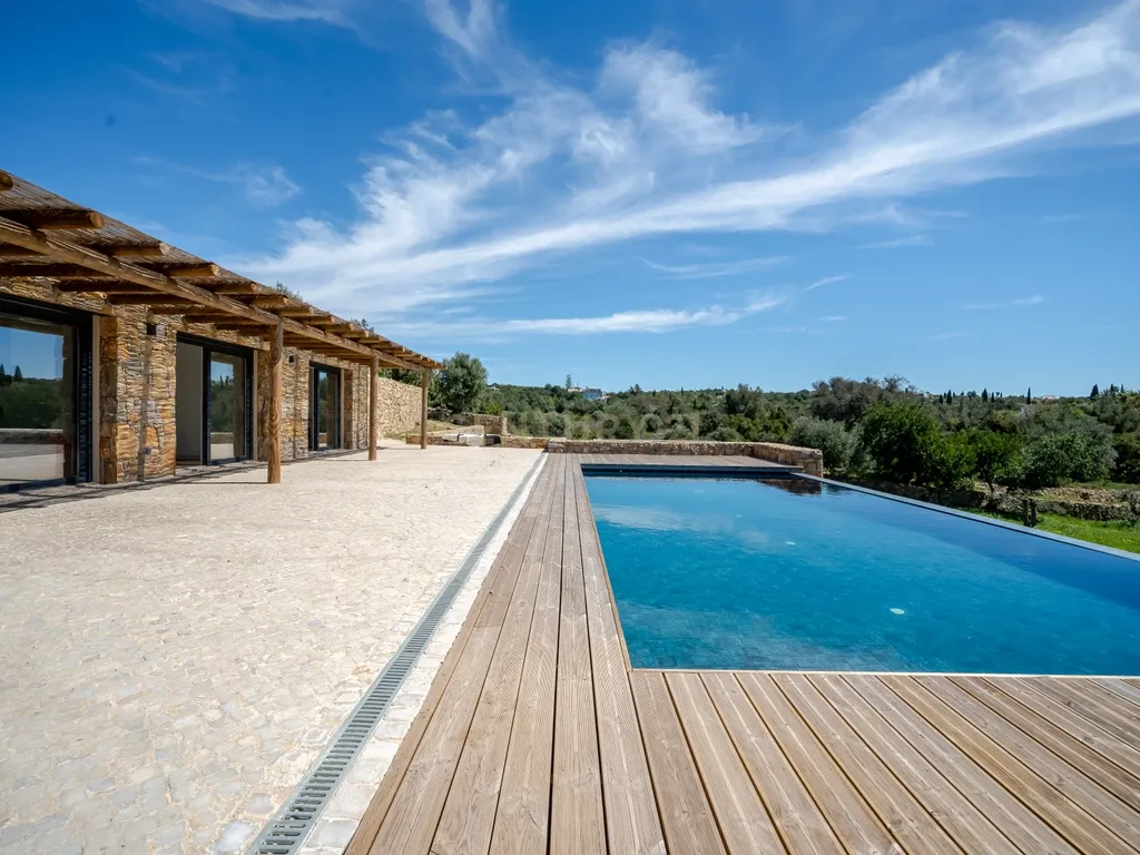 Moradia T3 Térrea de Luxo com Piscina Infinita, Privacidade Total e Ambiente de Campo - imagem 8