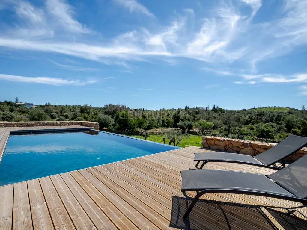Moradia T3 Térrea de Luxo com Piscina Infinita, Privacidade Total e Ambiente de Campo - imagem 9