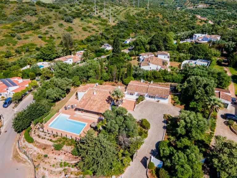 Moradia Exclusiva Térrea com Piscina Aquecida, Jardim e Total Privacidade na Urbanização Serra e Mar - imagem 1
