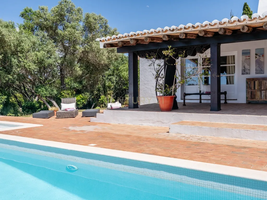 Moradia Exclusiva Térrea com Piscina Aquecida, Jardim e Total Privacidade na Urbanização Serra e Mar - imagem 15