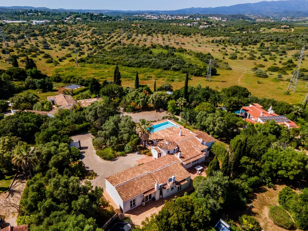 Moradia Exclusiva Térrea com Piscina Aquecida, Jardim e Total Privacidade na Urbanização Serra e Mar - imagem 2