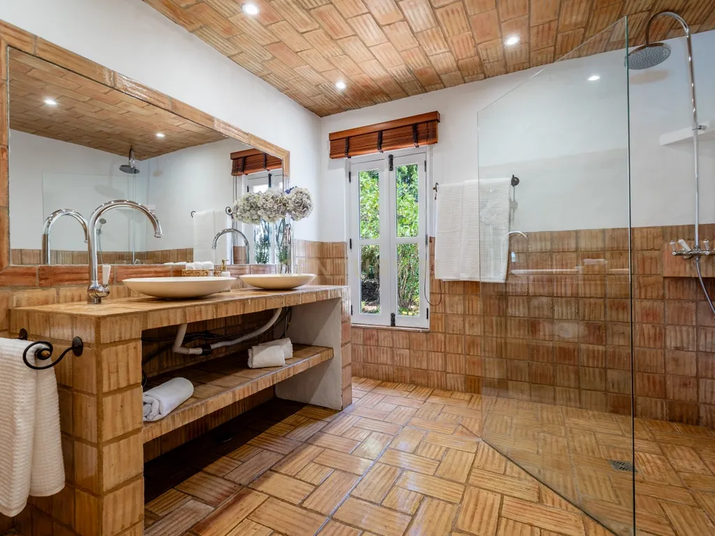 Moradia Exclusiva Térrea com Piscina Aquecida, Jardim e Total Privacidade na Urbanização Serra e Mar - imagem 28