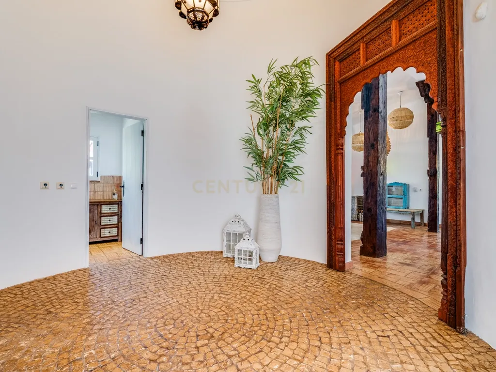 Moradia Exclusiva Térrea com Piscina Aquecida, Jardim e Total Privacidade na Urbanização Serra e Mar - imagem 8