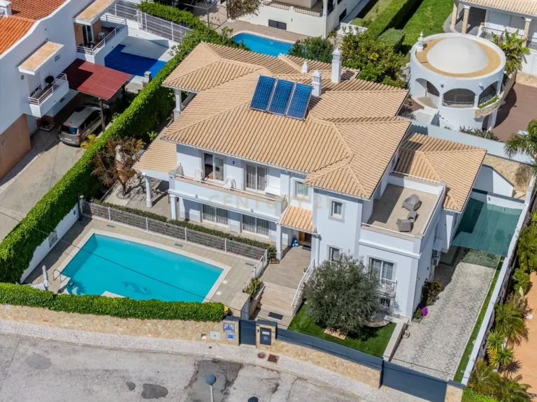 FANTÁSTICA MORADIA DE 4 QUARTOS COM PISCINA NA PRAIA DO VAU! - imagem 1
