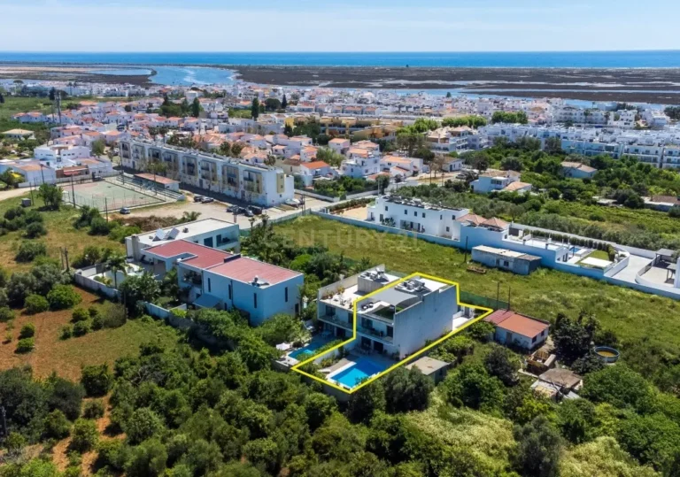 Moradia contemporânea com piscina, 4 suites, terraços amplos e vista até à ria, em Santa Luzia – Tavira - imagem 1