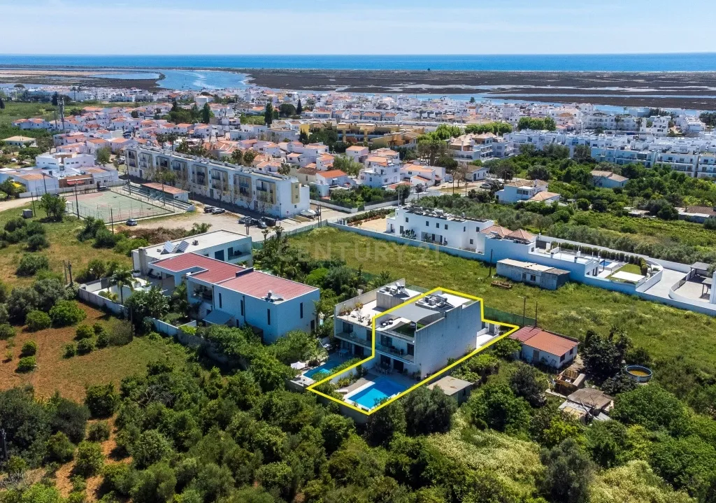 Moradia contemporânea com piscina, 4 suites, terraços amplos e vista até à ria, em Santa Luzia – Tavira - imagem 1