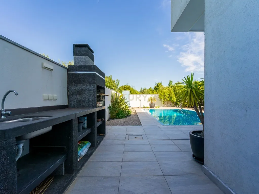 Moradia contemporânea com piscina, 4 suites, terraços amplos e vista até à ria, em Santa Luzia – Tavira - imagem 10