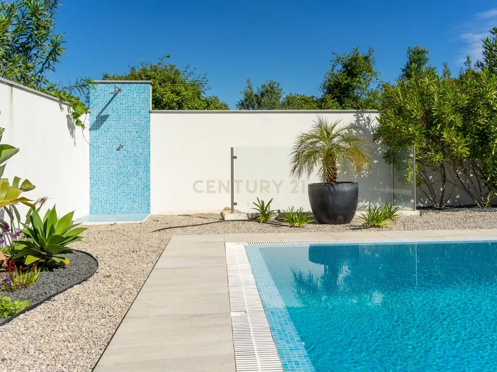 Moradia contemporânea com piscina, 4 suites, terraços amplos e vista até à ria, em Santa Luzia – Tavira - imagem 11