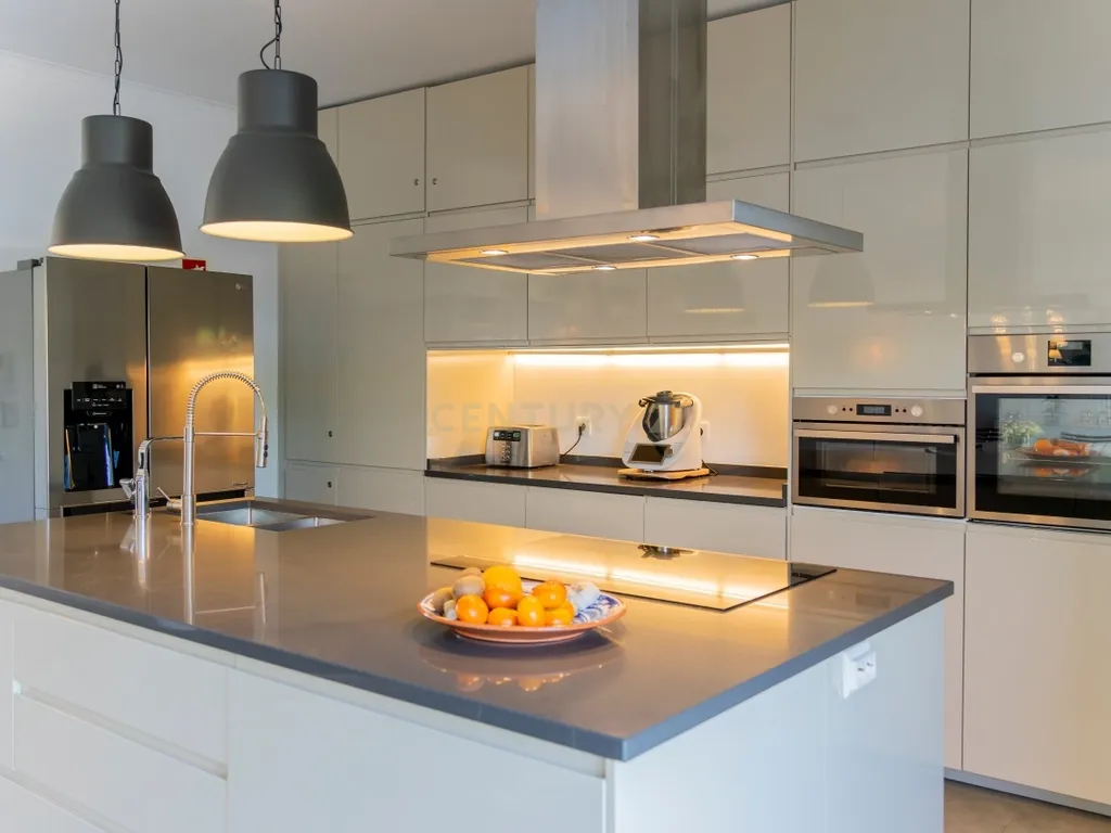 Moradia contemporânea com piscina, 4 suites, terraços amplos e vista até à ria, em Santa Luzia – Tavira - imagem 13