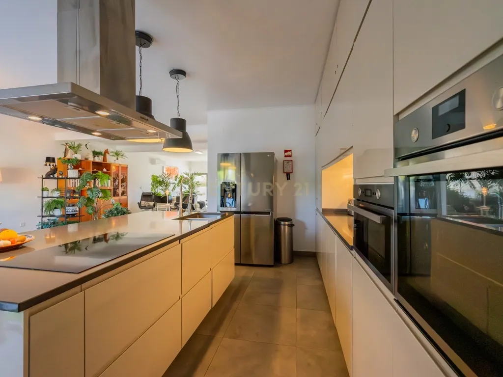 Moradia contemporânea com piscina, 4 suites, terraços amplos e vista até à ria, em Santa Luzia – Tavira - imagem 14