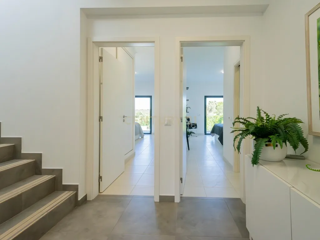 Moradia contemporânea com piscina, 4 suites, terraços amplos e vista até à ria, em Santa Luzia – Tavira - imagem 19