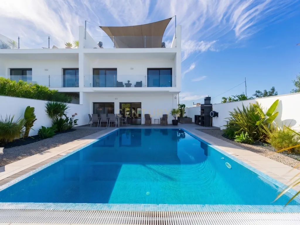 Moradia contemporânea com piscina, 4 suites, terraços amplos e vista até à ria, em Santa Luzia – Tavira - imagem 2