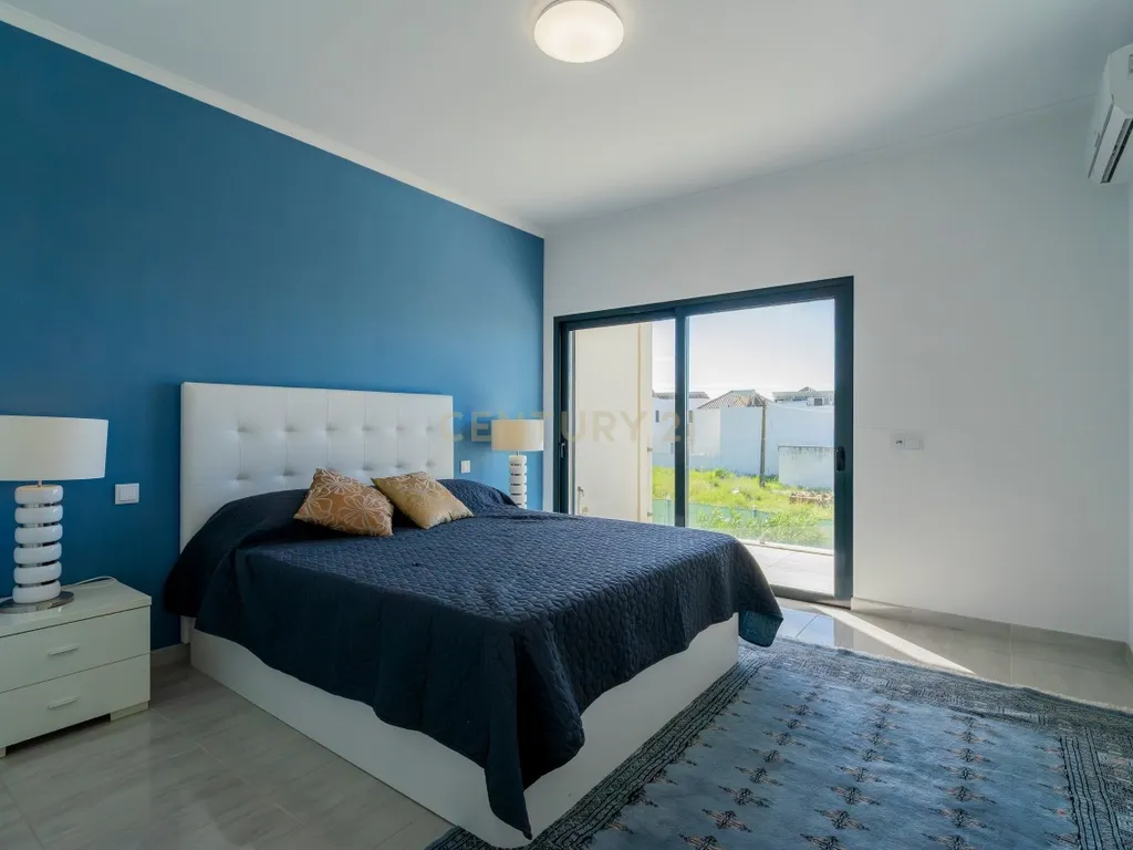 Moradia contemporânea com piscina, 4 suites, terraços amplos e vista até à ria, em Santa Luzia – Tavira - imagem 20