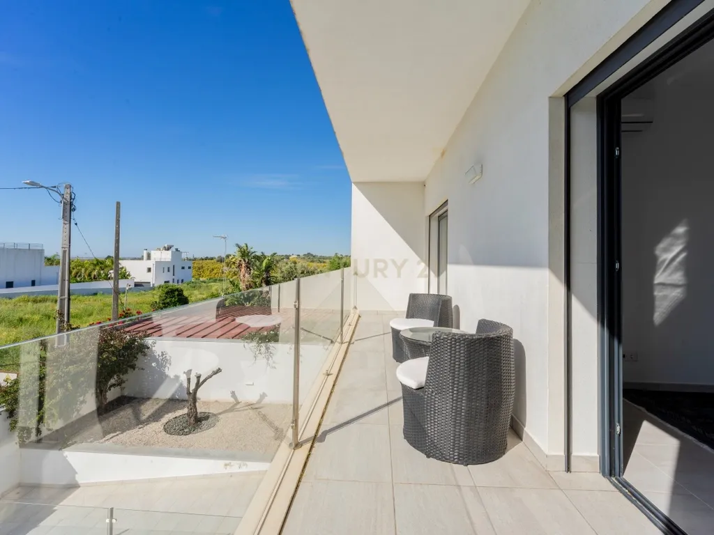 Moradia contemporânea com piscina, 4 suites, terraços amplos e vista até à ria, em Santa Luzia – Tavira - imagem 21
