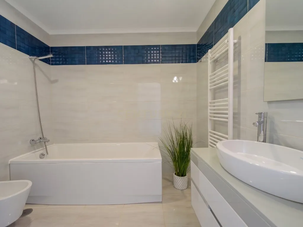Moradia contemporânea com piscina, 4 suites, terraços amplos e vista até à ria, em Santa Luzia – Tavira - imagem 22