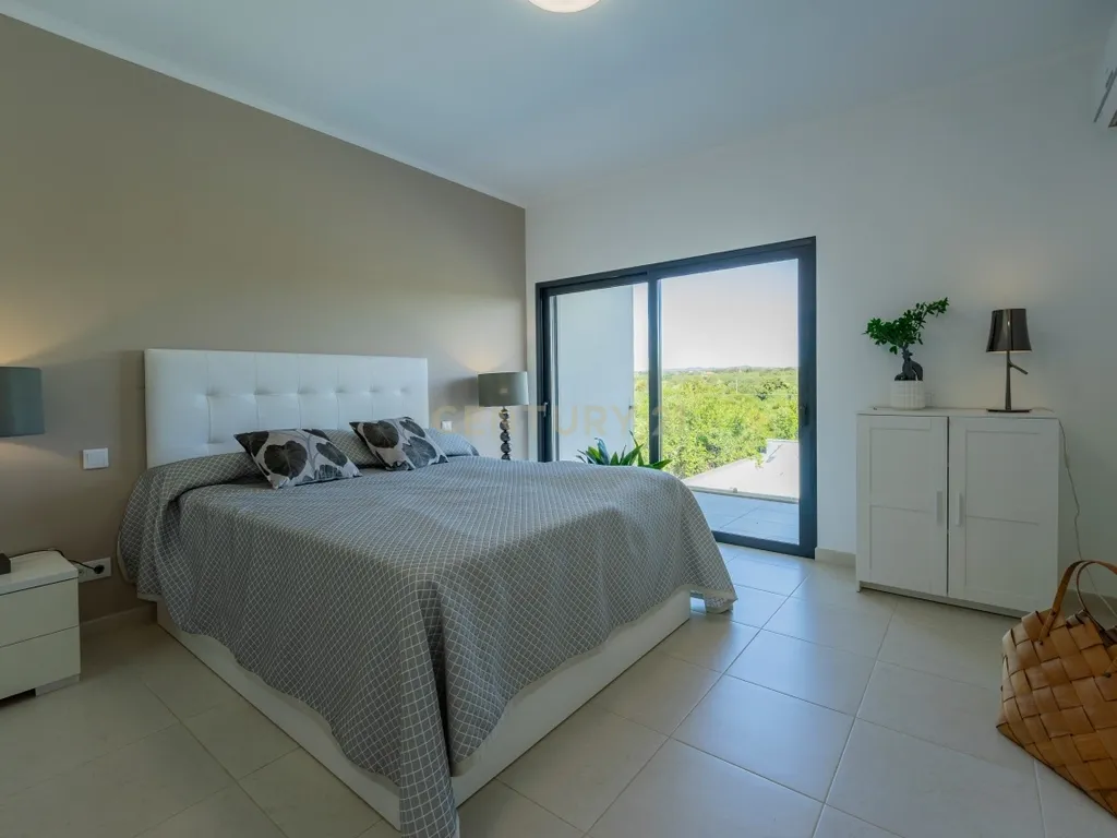 Moradia contemporânea com piscina, 4 suites, terraços amplos e vista até à ria, em Santa Luzia – Tavira - imagem 23