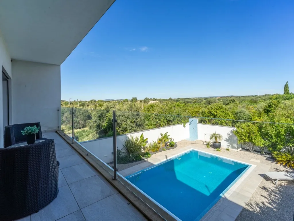 Moradia contemporânea com piscina, 4 suites, terraços amplos e vista até à ria, em Santa Luzia – Tavira - imagem 24