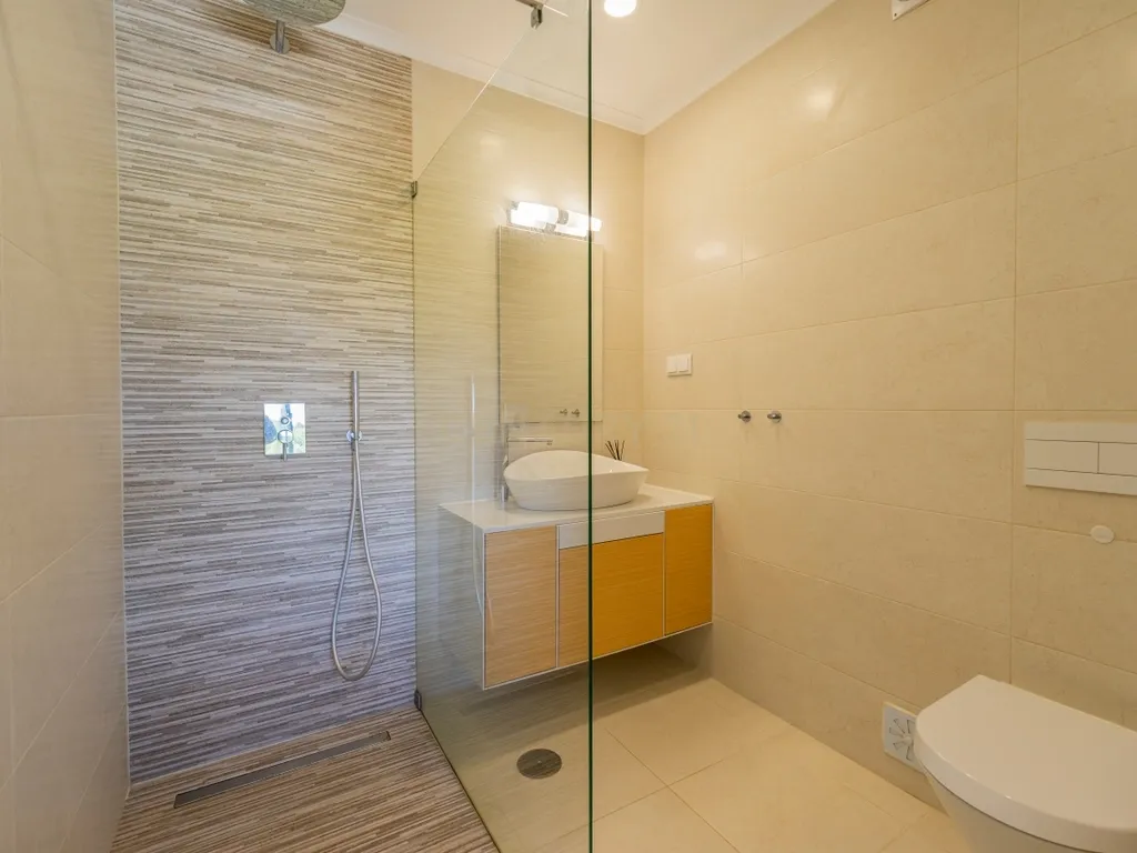 Moradia contemporânea com piscina, 4 suites, terraços amplos e vista até à ria, em Santa Luzia – Tavira - imagem 25
