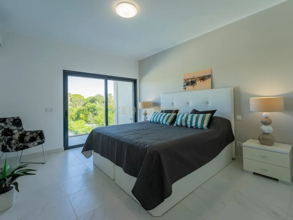 Moradia contemporânea com piscina, 4 suites, terraços amplos e vista até à ria, em Santa Luzia – Tavira - imagem 26