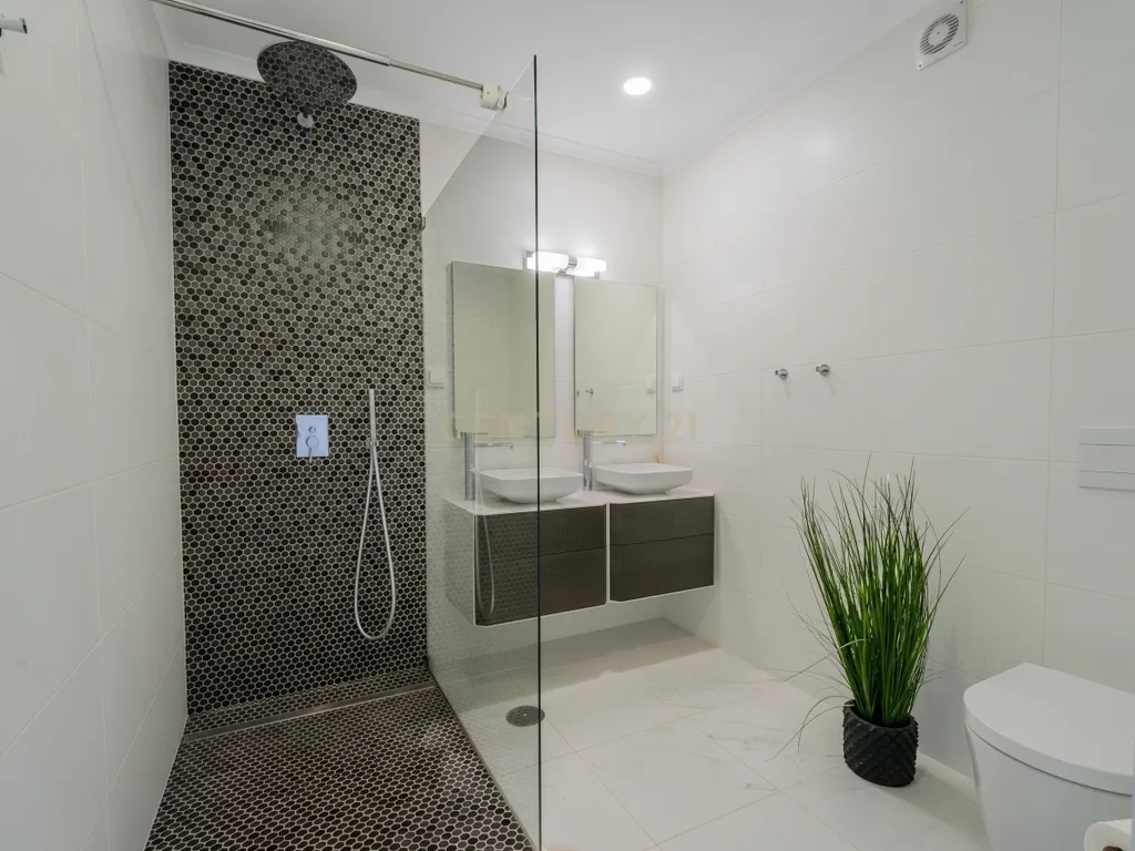 Moradia contemporânea com piscina, 4 suites, terraços amplos e vista até à ria, em Santa Luzia – Tavira - imagem 27