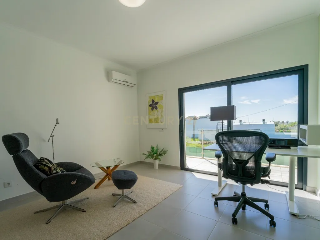Moradia contemporânea com piscina, 4 suites, terraços amplos e vista até à ria, em Santa Luzia – Tavira - imagem 28
