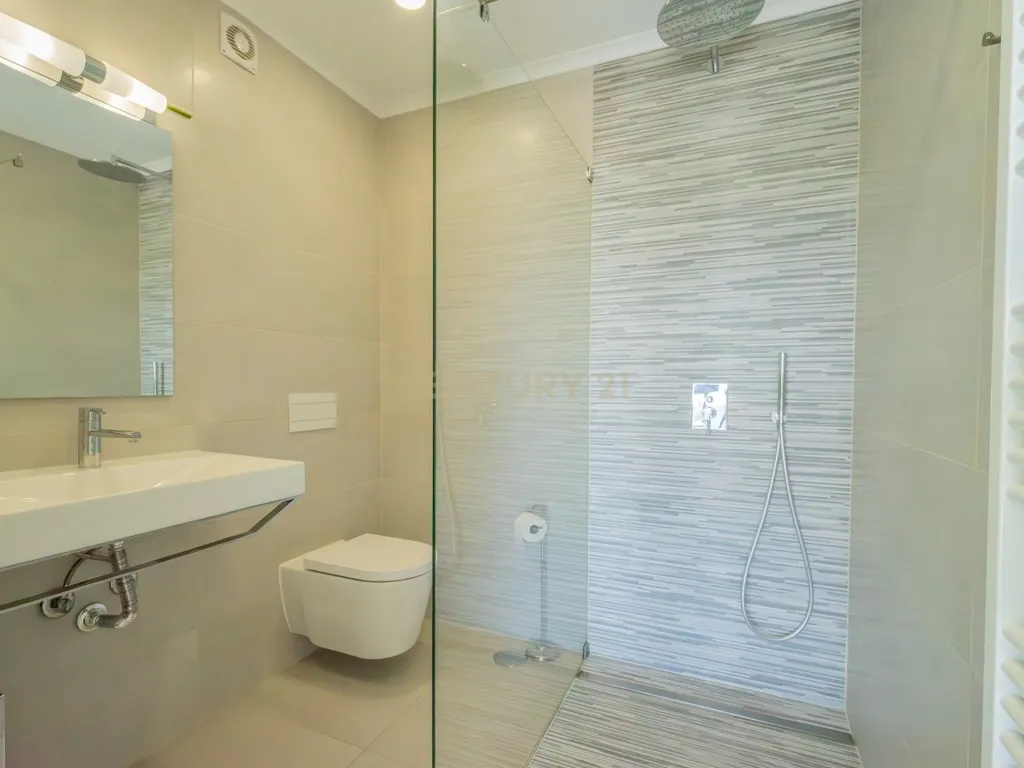 Moradia contemporânea com piscina, 4 suites, terraços amplos e vista até à ria, em Santa Luzia – Tavira - imagem 29