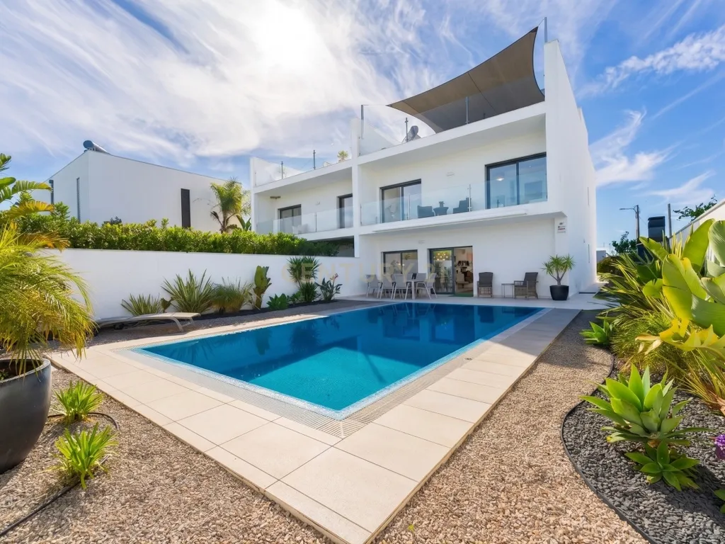 Moradia contemporânea com piscina, 4 suites, terraços amplos e vista até à ria, em Santa Luzia – Tavira - imagem 3