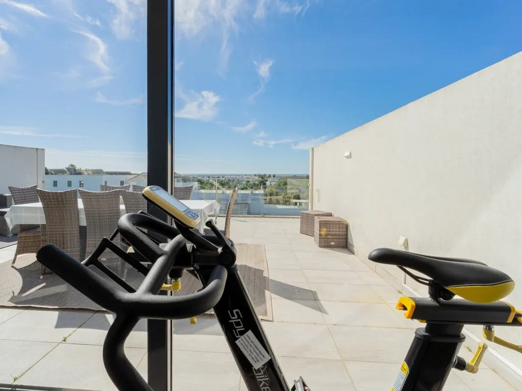 Moradia contemporânea com piscina, 4 suites, terraços amplos e vista até à ria, em Santa Luzia – Tavira - imagem 30