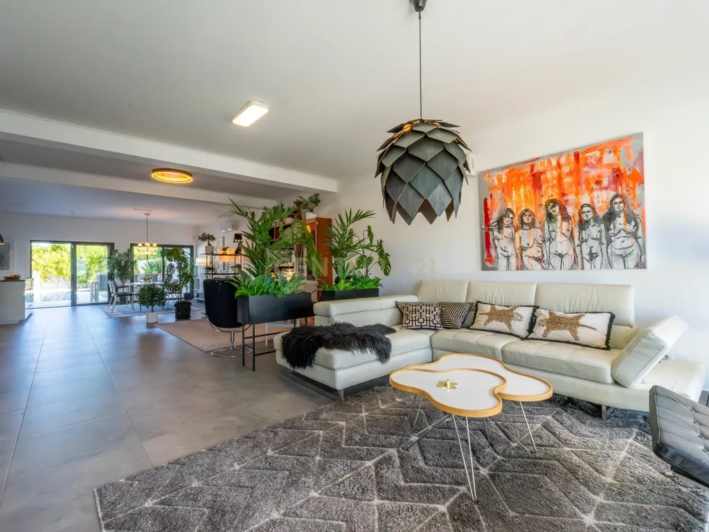 Moradia contemporânea com piscina, 4 suites, terraços amplos e vista até à ria, em Santa Luzia – Tavira - imagem 4