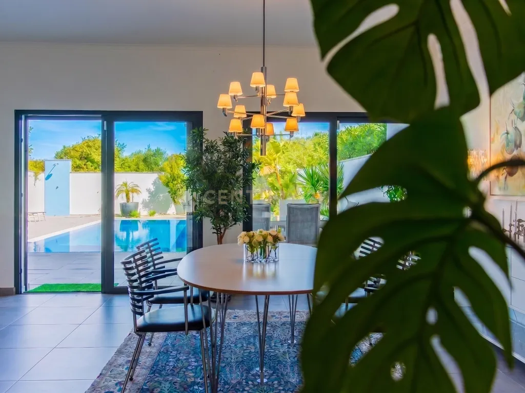 Moradia contemporânea com piscina, 4 suites, terraços amplos e vista até à ria, em Santa Luzia – Tavira - imagem 6