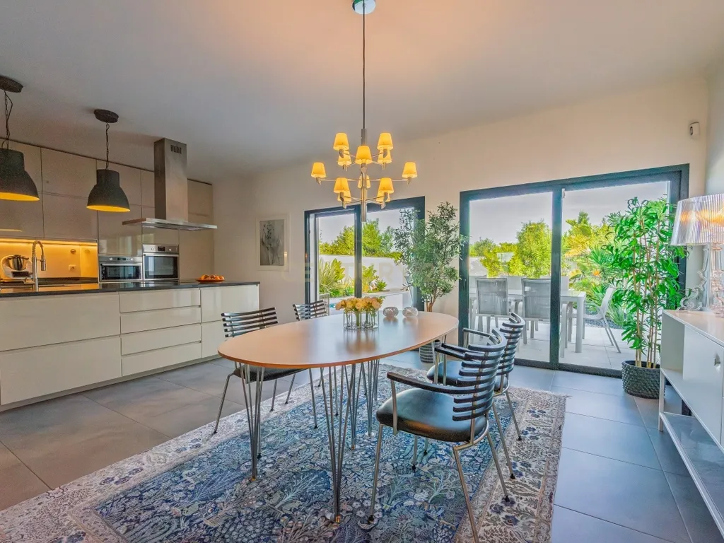 Moradia contemporânea com piscina, 4 suites, terraços amplos e vista até à ria, em Santa Luzia – Tavira - imagem 7