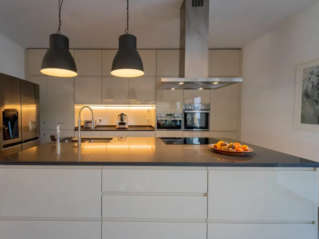 Moradia contemporânea com piscina, 4 suites, terraços amplos e vista até à ria, em Santa Luzia – Tavira - imagem 8