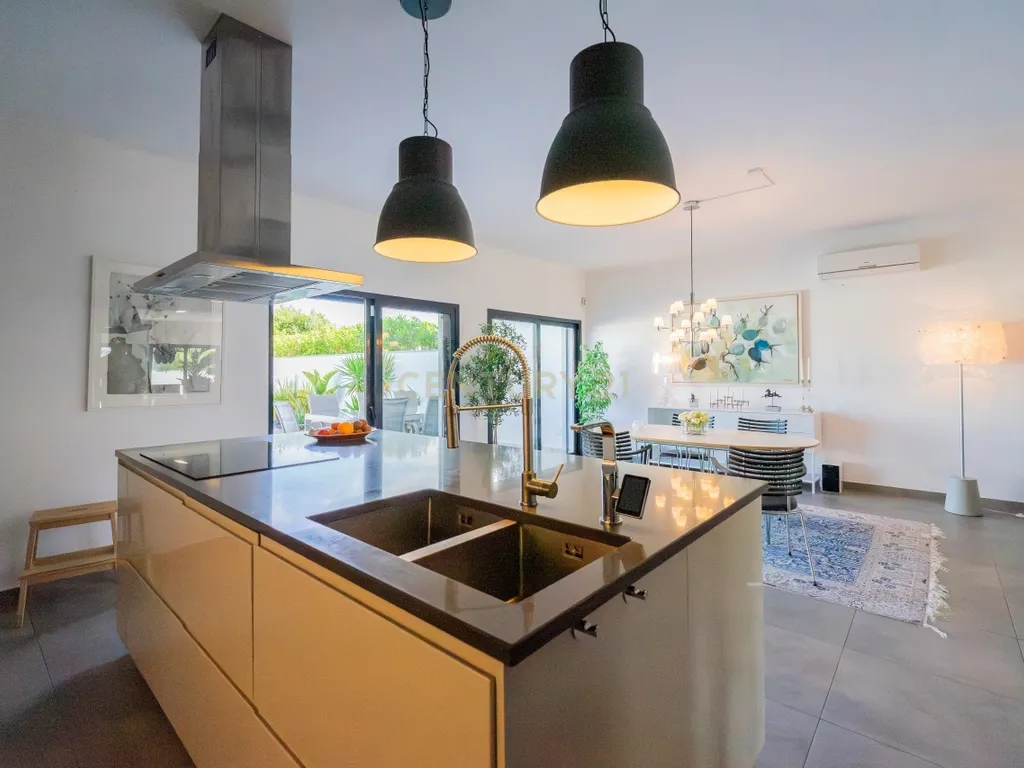 Moradia contemporânea com piscina, 4 suites, terraços amplos e vista até à ria, em Santa Luzia – Tavira - imagem 9