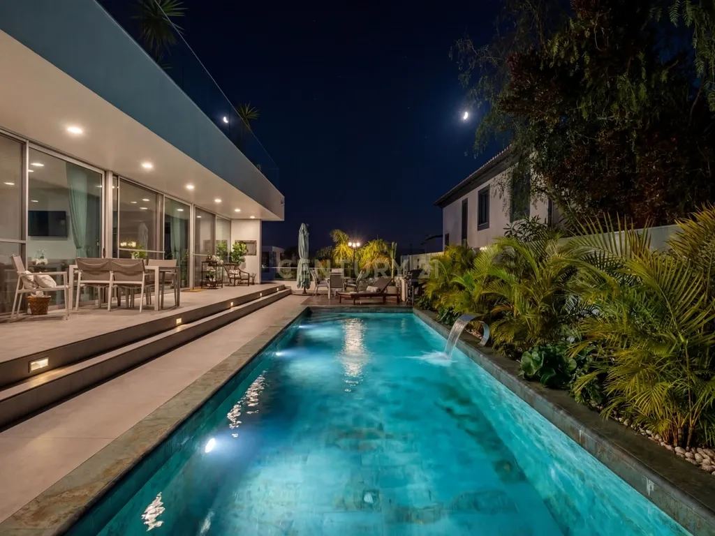 Moradia de Luxo em Lagos com Vista Mar, Piscina Aquecida e Rooftop Exclusivo - imagem 1
