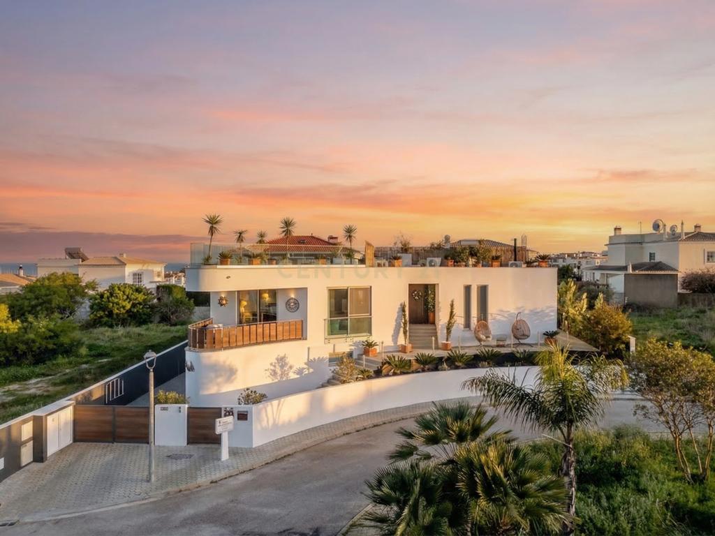 Moradia de Luxo em Lagos com Vista Mar, Piscina Aquecida e Rooftop Exclusivo - imagem 2