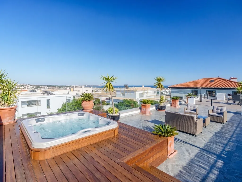 Moradia de Luxo em Lagos com Vista Mar, Piscina Aquecida e Rooftop Exclusivo - imagem 3