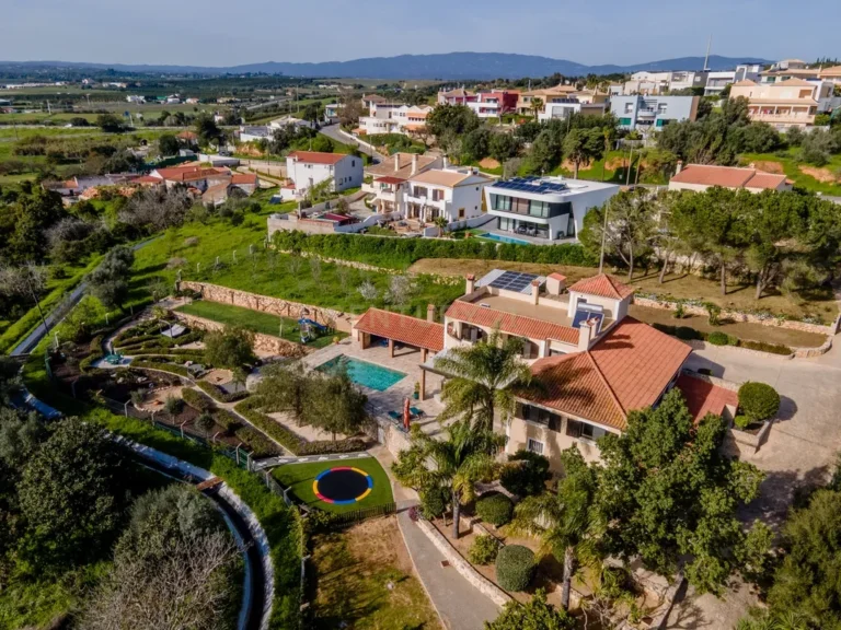 REFÚGIO EXCLUSIVO NA PENINA COM PISCINA, JARDIM E TERRENO - imagem 1