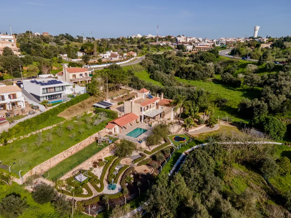 REFÚGIO EXCLUSIVO NA PENINA COM PISCINA, JARDIM E TERRENO - imagem 2