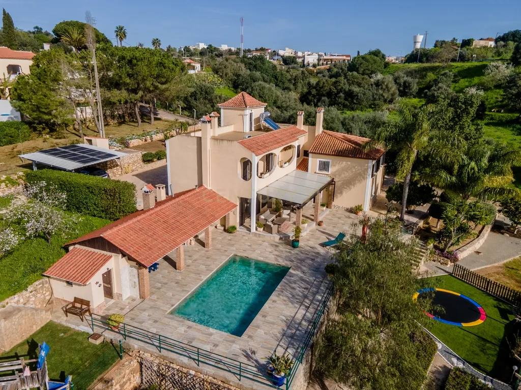 REFÚGIO EXCLUSIVO NA PENINA COM PISCINA, JARDIM E TERRENO - imagem 3