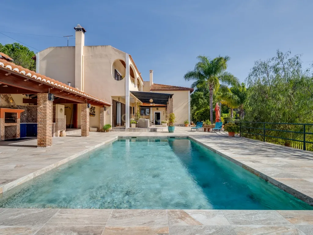 REFÚGIO EXCLUSIVO NA PENINA COM PISCINA, JARDIM E TERRENO - imagem 4