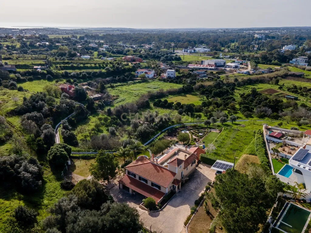 REFÚGIO EXCLUSIVO NA PENINA COM PISCINA, JARDIM E TERRENO - imagem 6