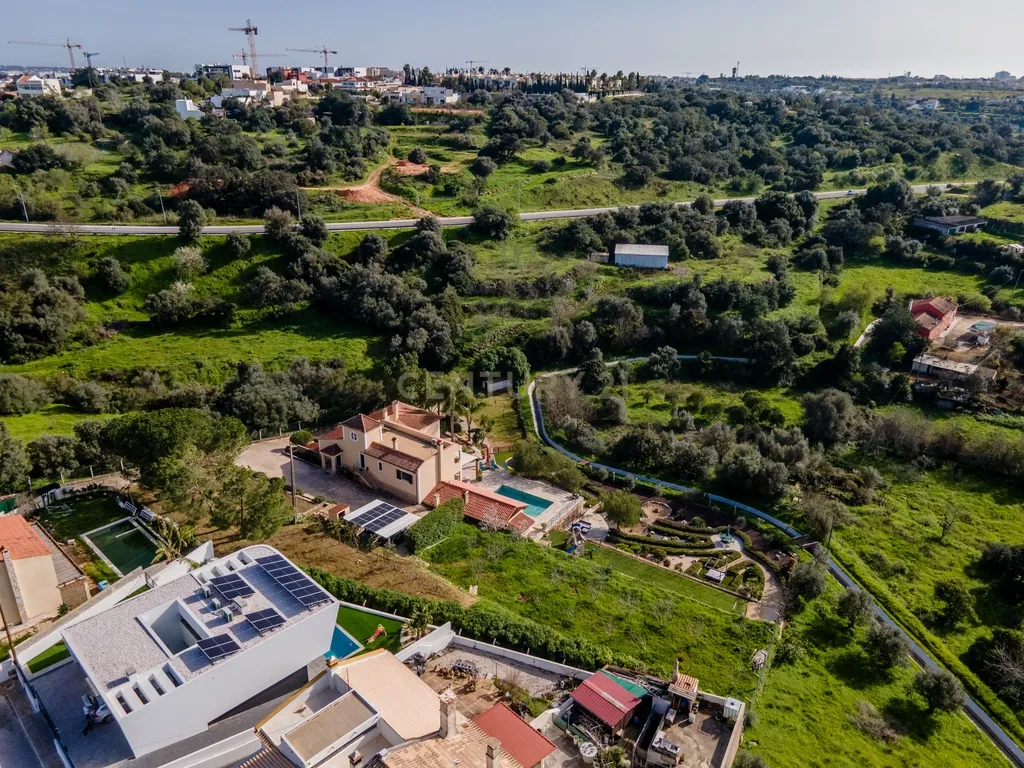 REFÚGIO EXCLUSIVO NA PENINA COM PISCINA, JARDIM E TERRENO - imagem 7
