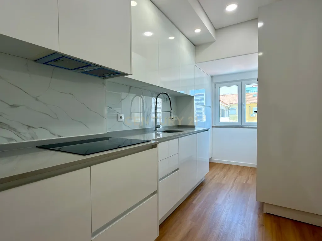 Apartamento T2+1 duplex remodelado na Cova da Piedade, Almada - imagem 2
